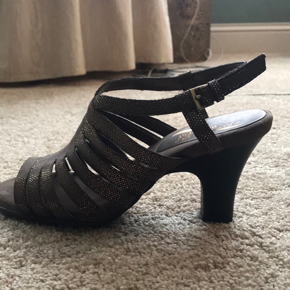 Heels - Picture 3 of 3